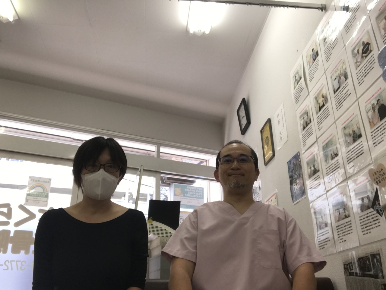 酷い肩こりをさくら整骨院で改善させた60代会社員男性とのツーショット写真