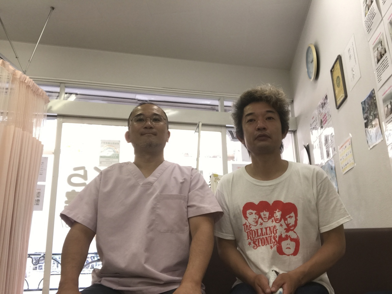 首の痛みをさくら整骨院で改善させた40代会社員男性とのツーショット写真