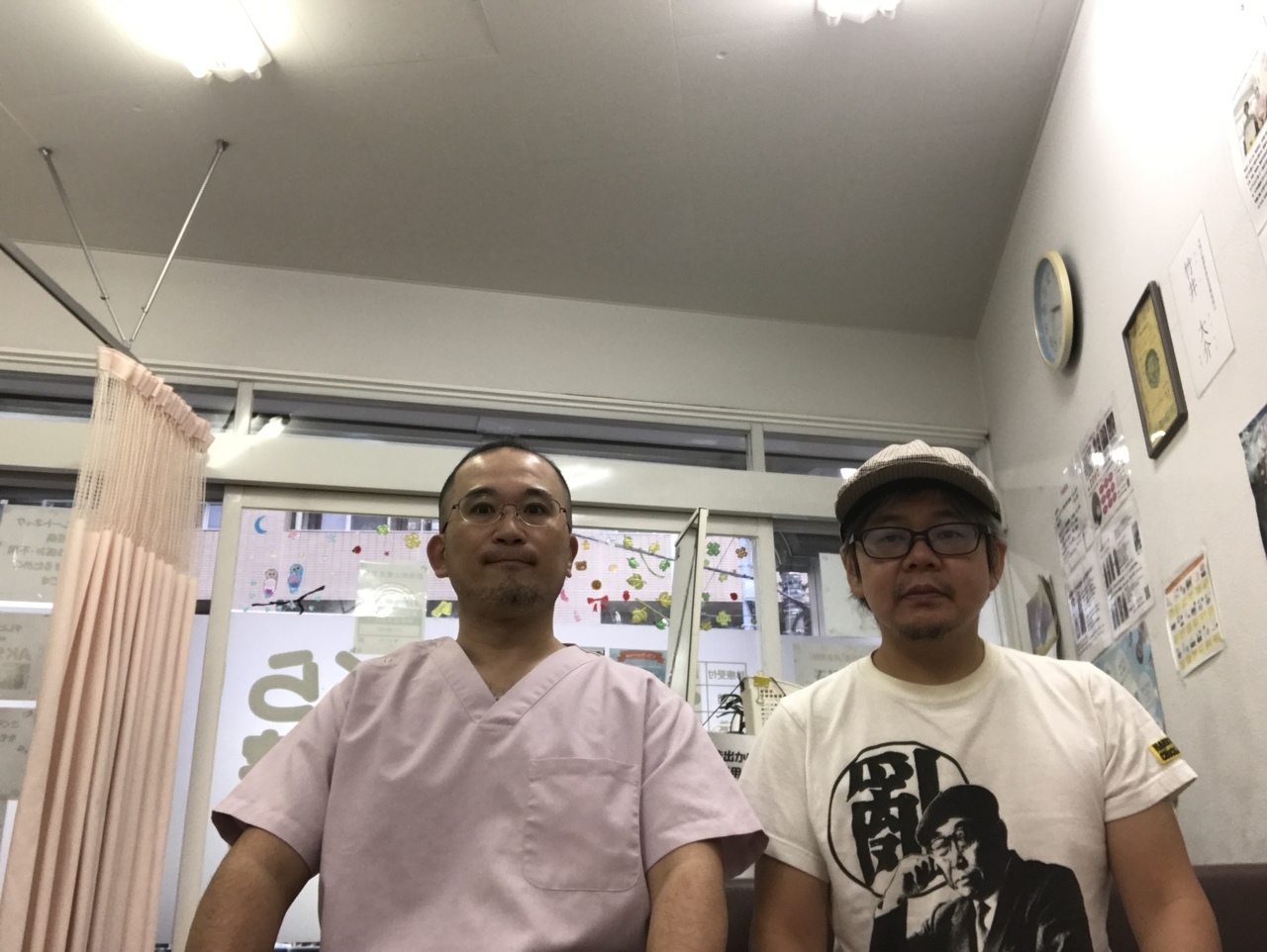 さくら整骨院でストレートネックを改善させた50代男性とのツーショット写真