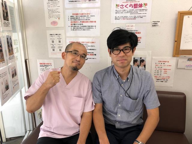 腰痛をさくら整骨院で改善させた30代男性会社員とのツーショット写真