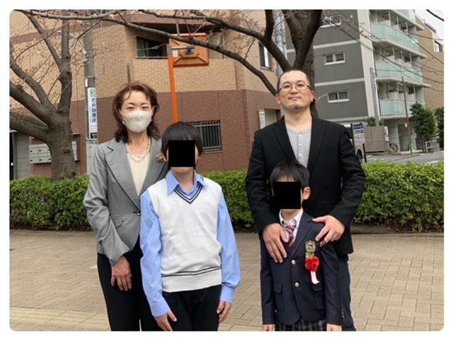さくら整骨院の竹井と家族の写真。自らも2人の子供を持つ親である。