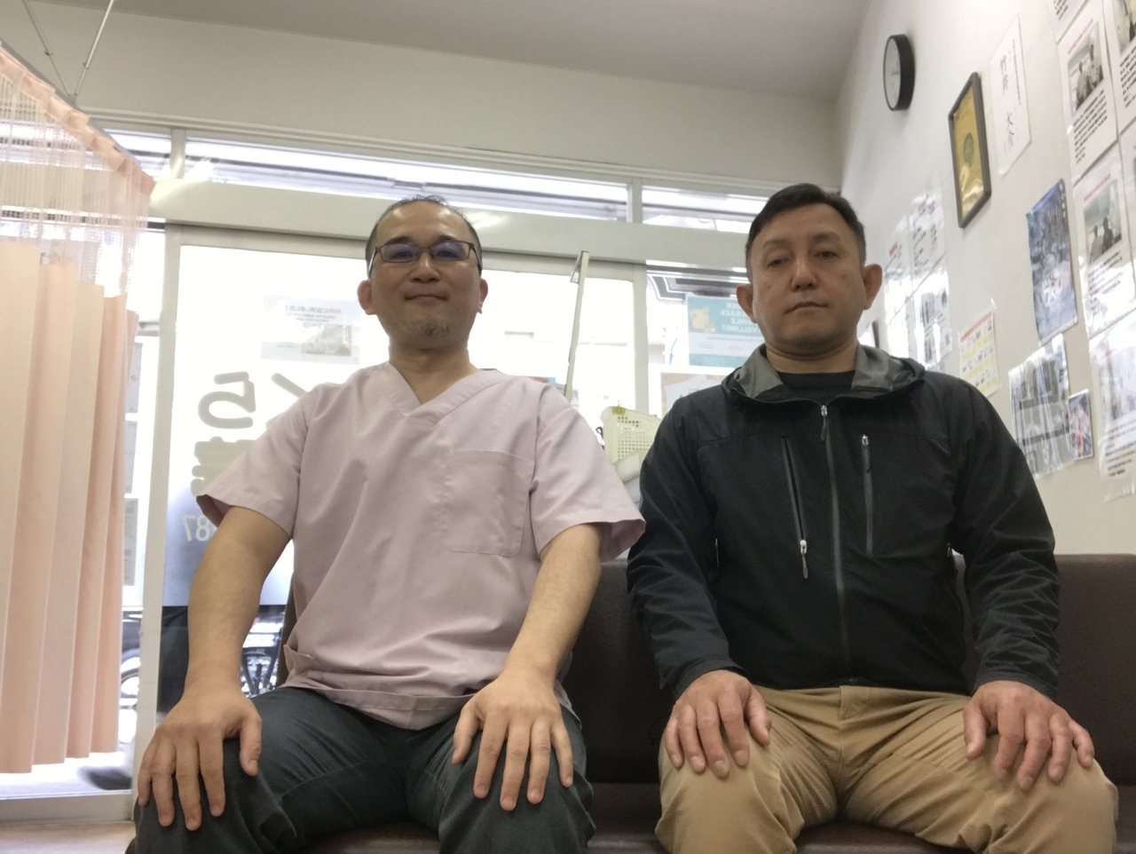 首の強いこりをさくら整骨院でで改善させた40代会社員男性の方とのツーショット写真