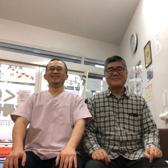 腰痛をさくら整骨院で改善させた50代バス運転手男性とのツーショット写真