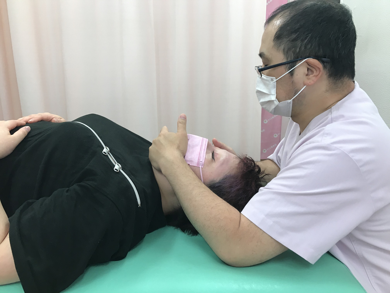 頸椎には触れず、首まわりの筋肉にアプローチするさくら整骨院の施術の様子