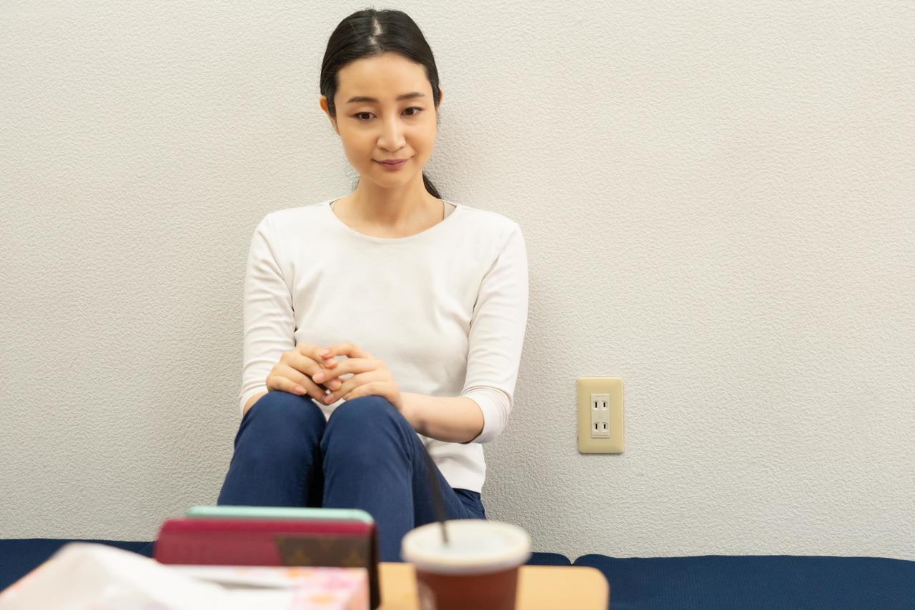 スマホで整骨院に相談を送る女性のイメージ写真