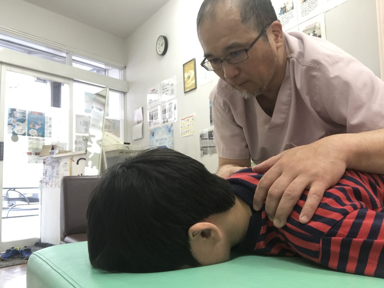 子どもが施術を受けている画像