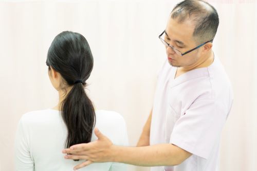 女性が姿勢の改善施術を受けている画像