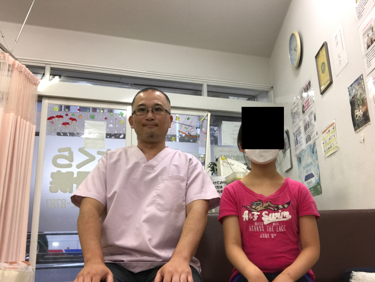 首の痛みを訴えてさくら整骨院で改善された8歳女子とのツーショット写真