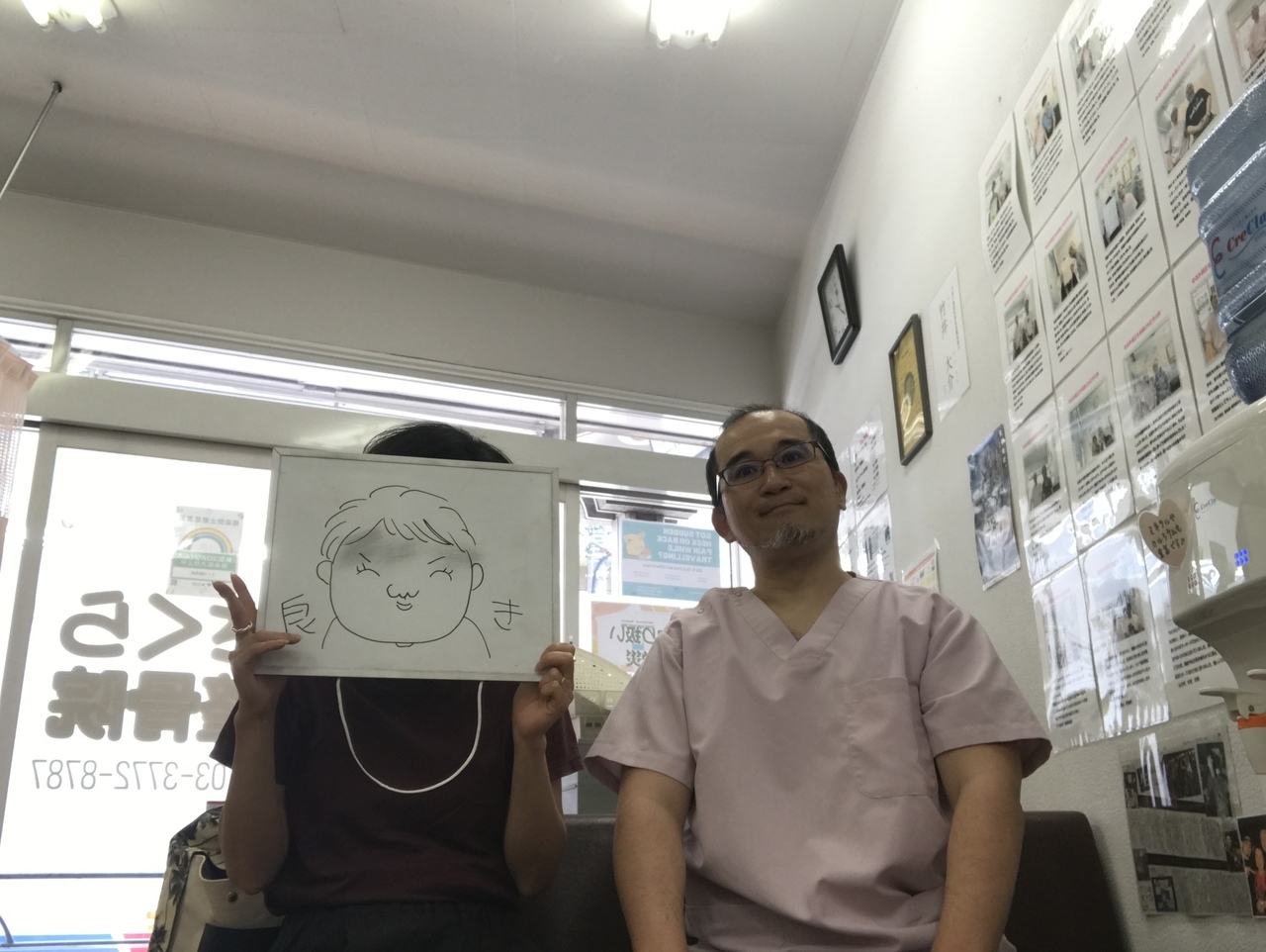 首の痛みとしびれを整体で改善した30代女性クリエイターとのツーショット写真