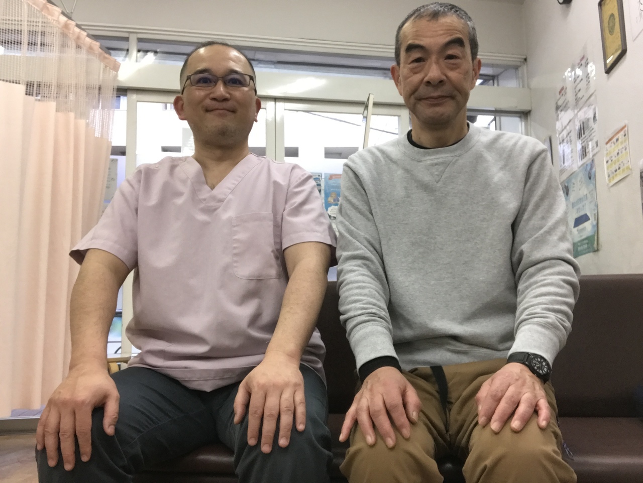 首の痛みをさくら整骨院で改善させた50代清掃業男性とのツーショット写真