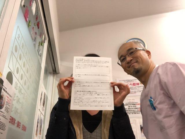 歩けないほどの腰痛をさくら整骨院で改善させた50代女性とのツーショット写真