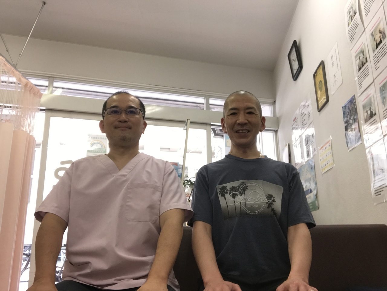 さくら整骨院でスマホ首を改善させた40代男性とのツーショット写真