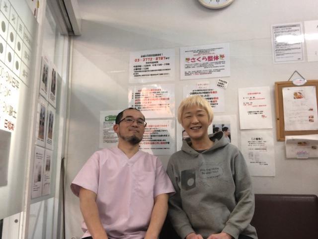 ひざの痛みをさくら整骨院で改善させた50代女性とのツーショット写真