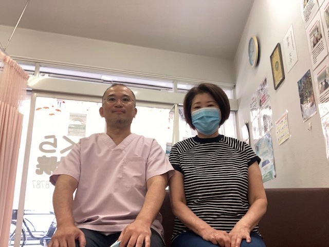さくら整骨院でストレートネックを改善させた60代女性とのツーショット写真