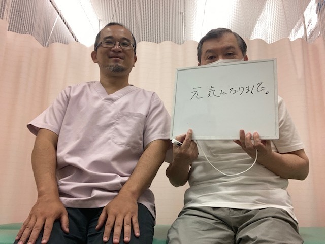 首の痛み・自律神経をさくら整骨院でで改善させた60代男性設計士の方とのツーショット写真