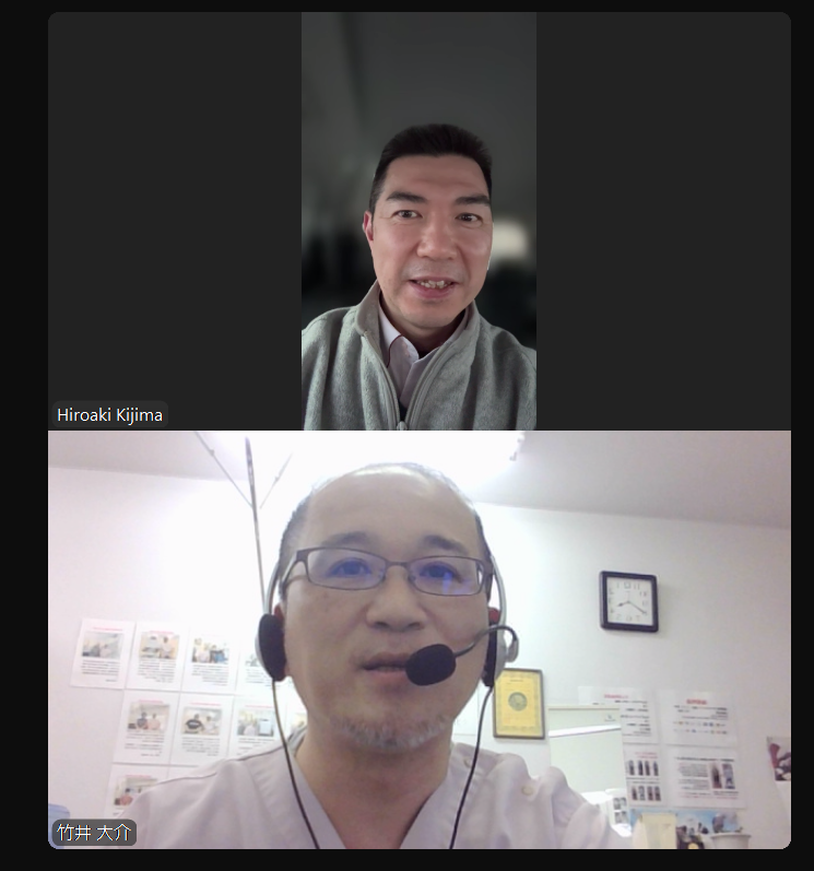 治療家本人が、自身の紹介記事が掲載された新聞を手に持っている写真