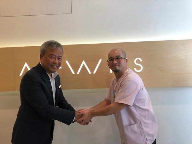 医療系企業の社長と一緒に写っているさくら整骨院の院長の写真