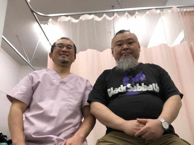 さくら整骨院でスマホ首を改善させた40代男性とのツーショット写真