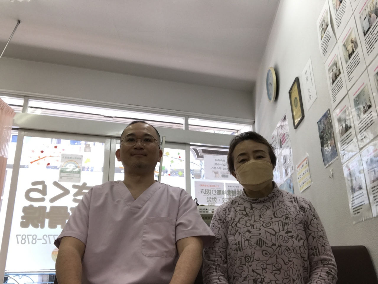 右肩の痛みをさくら整骨院で改善させた60代女性とのツーショット写真