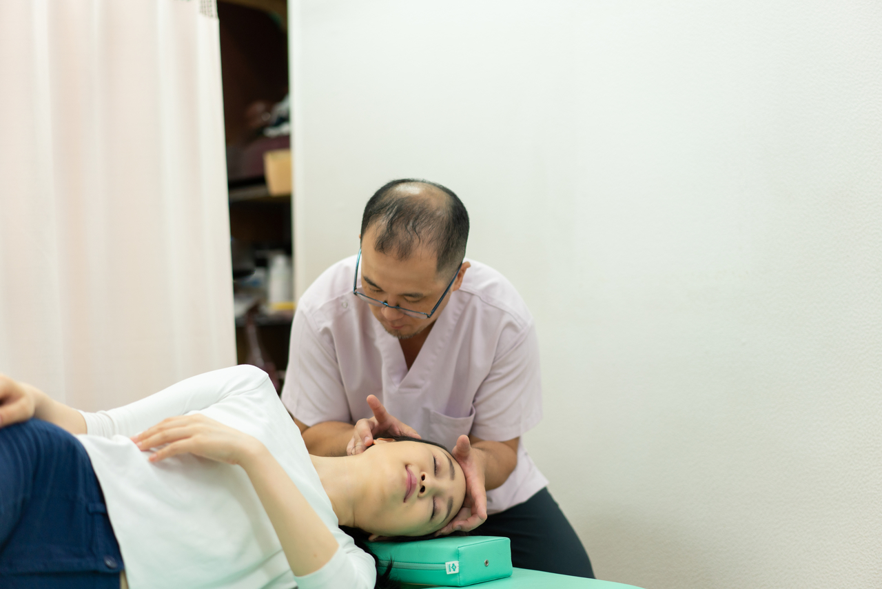 頸椎に触れずに首の不調を改善する、さくら整骨院の施術の様子