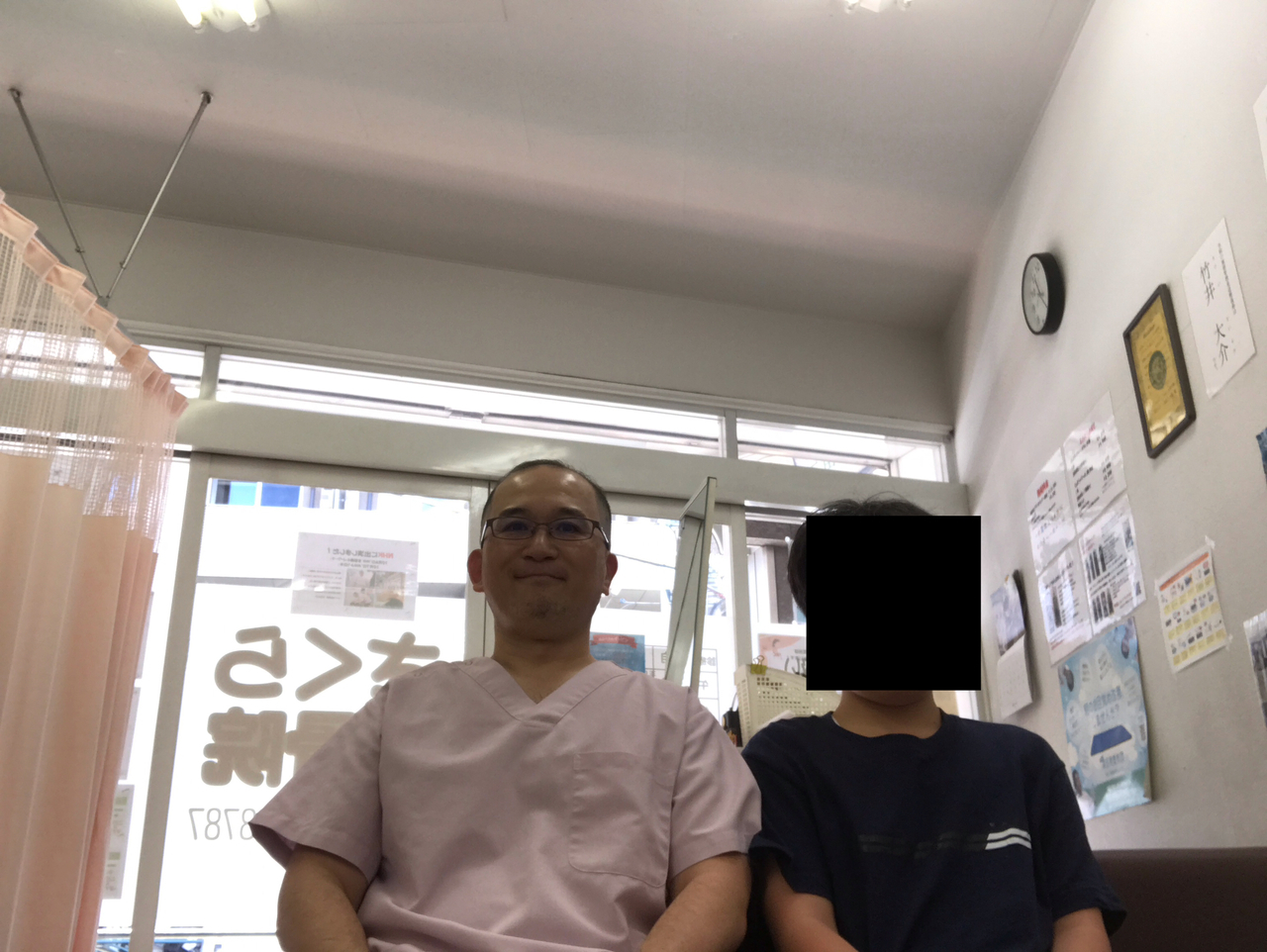 さくら整骨院で過敏性腸症候群を改善した中学生男子とのツーショット写真