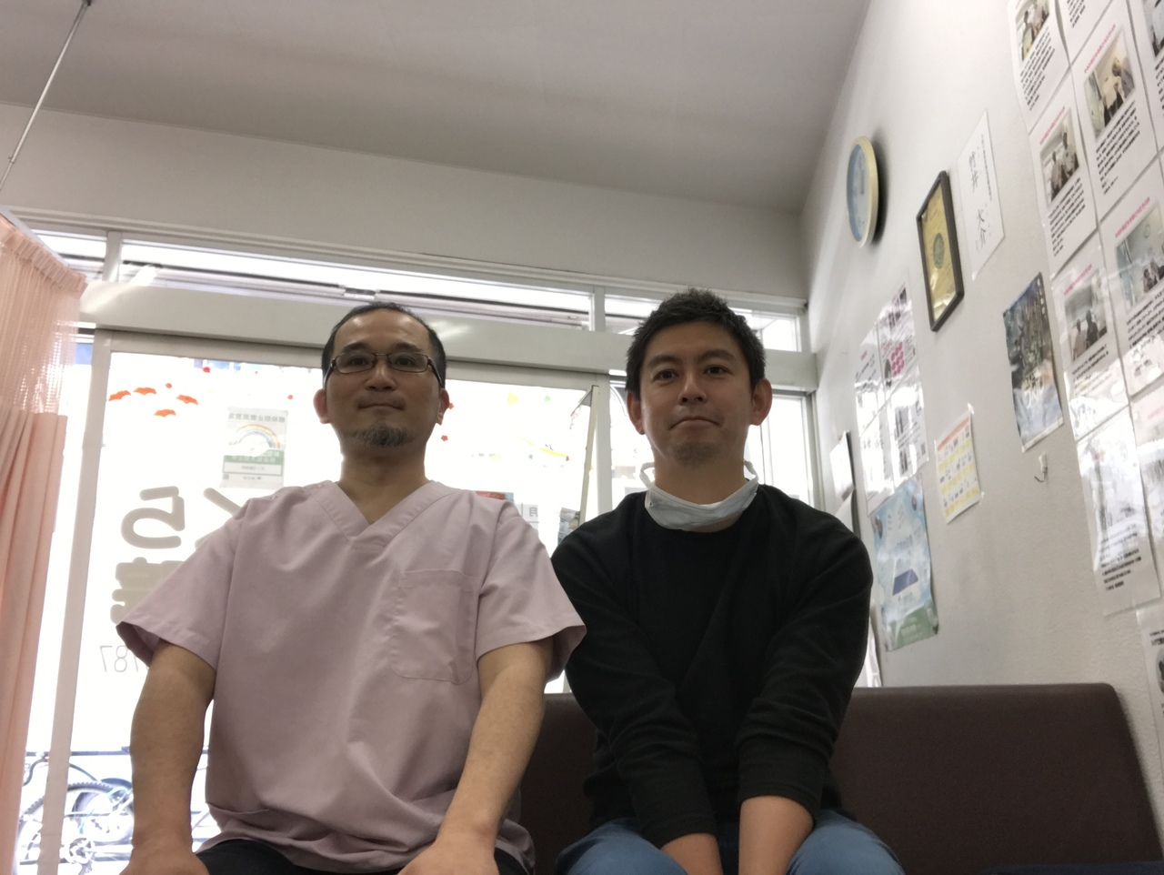 首の痛みが改善した外科医師さんとのツーショット写真