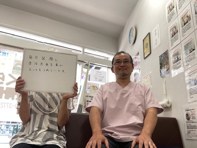 首の痛みをさくら整骨院で改善させた70代食品製造業女性とのツーショット写真