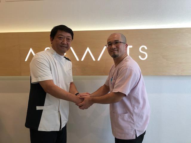 元理学療法士専門学校の校長と一緒に写っているさくら整骨院の院長の写真