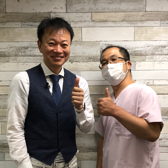 AKS療法®️の開発者・山内義弘先生と大田区さくら整骨院竹井大介のツーショット写真