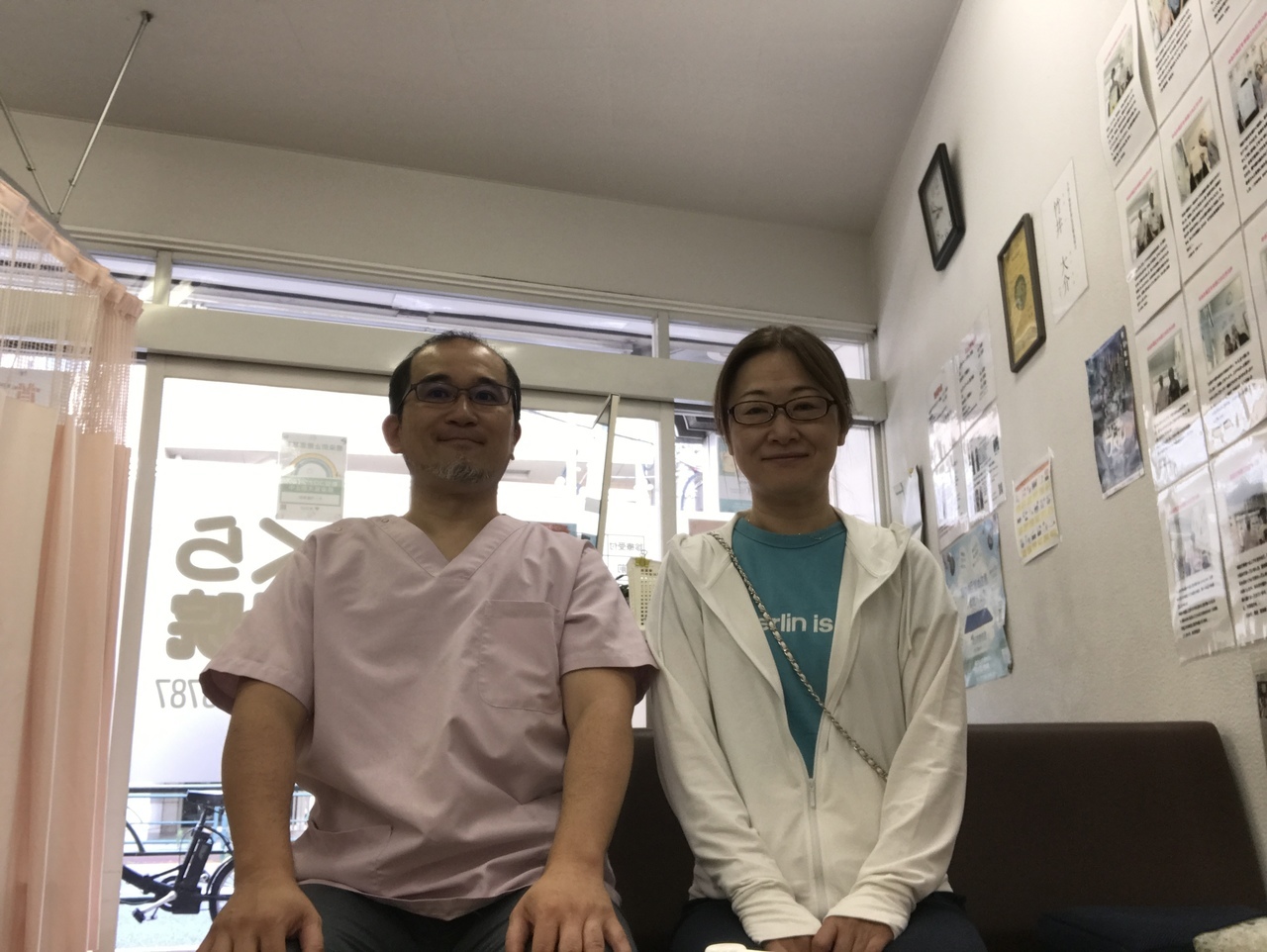 酷い肩こりをさくら整骨院で改善させた40代会社員男性とのツーショット写真