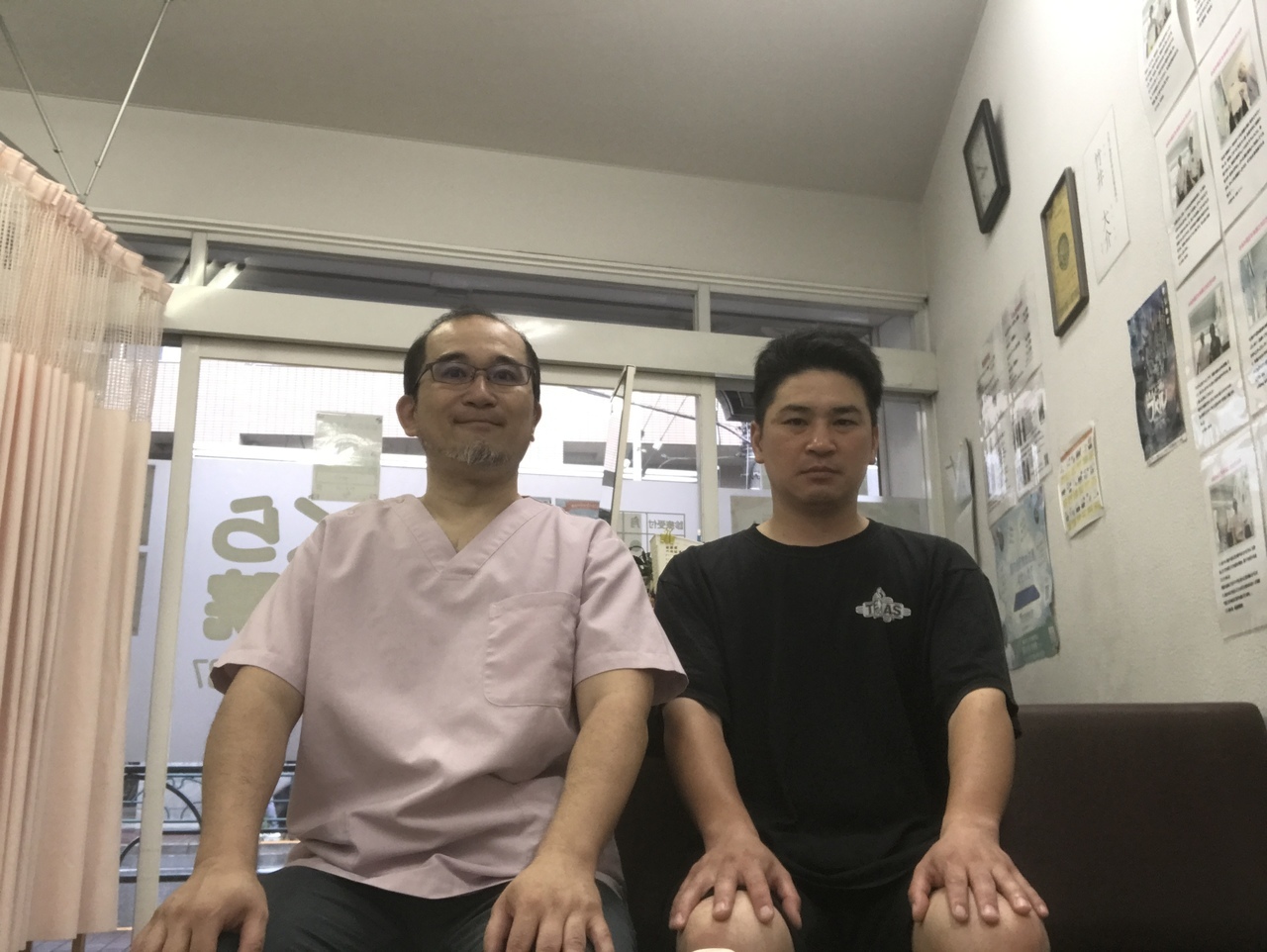 ストレートネックと肩こりを整体で改善した40代運送業男性とのツーショット写真