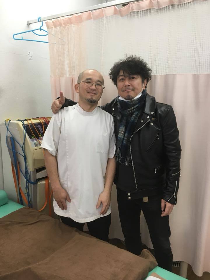 ロックミュージシャンのクライアントと一緒に写っているさくら整骨院の院長の写真