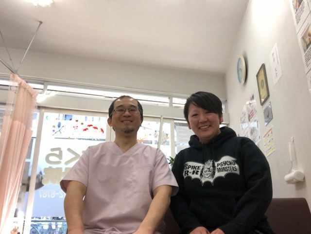首の痛みとしびれを整体で改善した30代女性工芸家とのツーショット写真